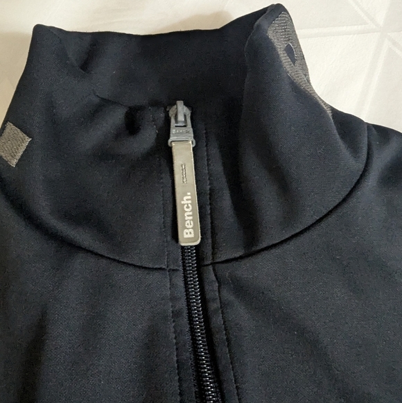 Bench Tech Jacket With Handwarmer Cuffs and Stand Up Collar Mens Size Small - Picture 4 of 10